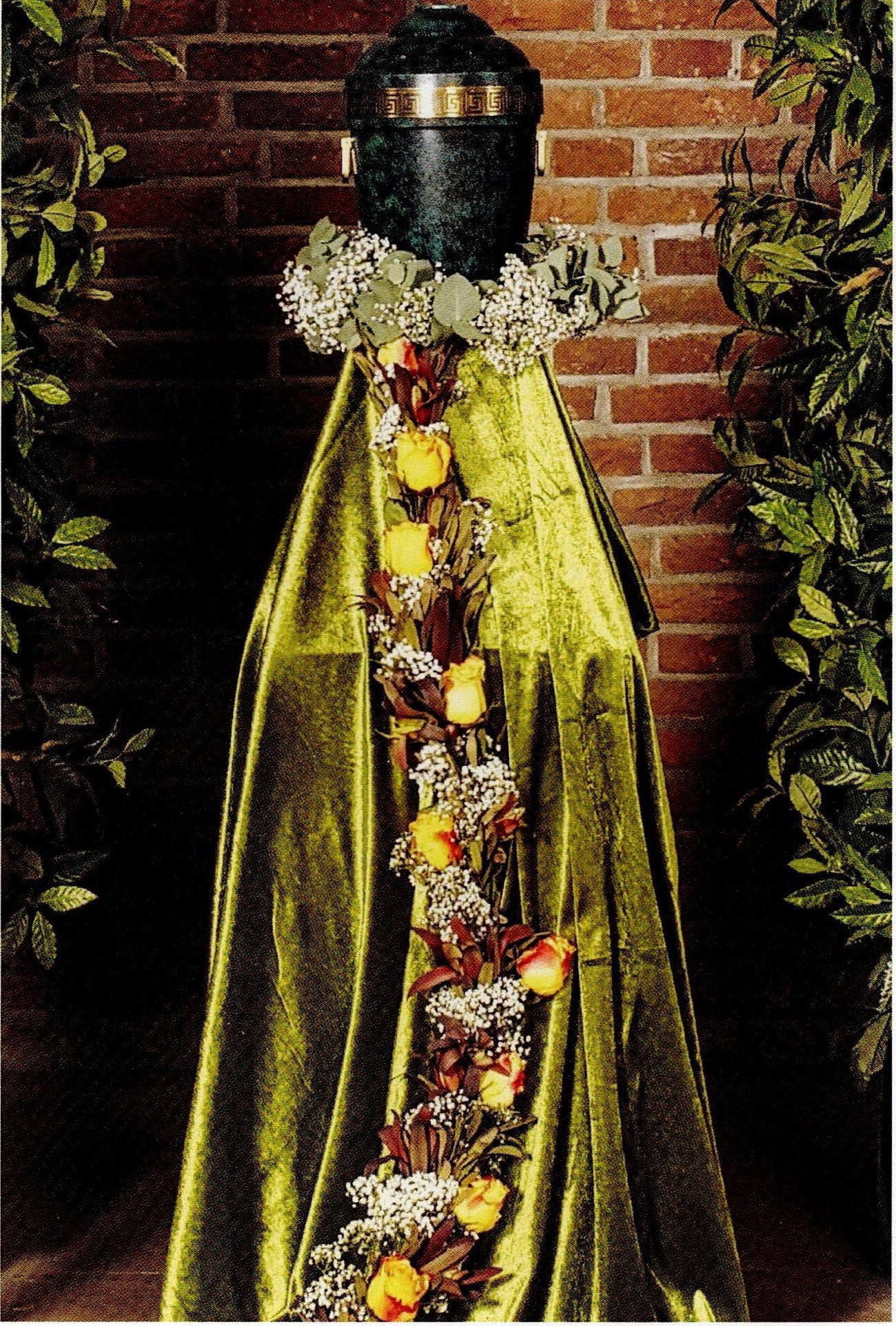 Urnensäule Girlande